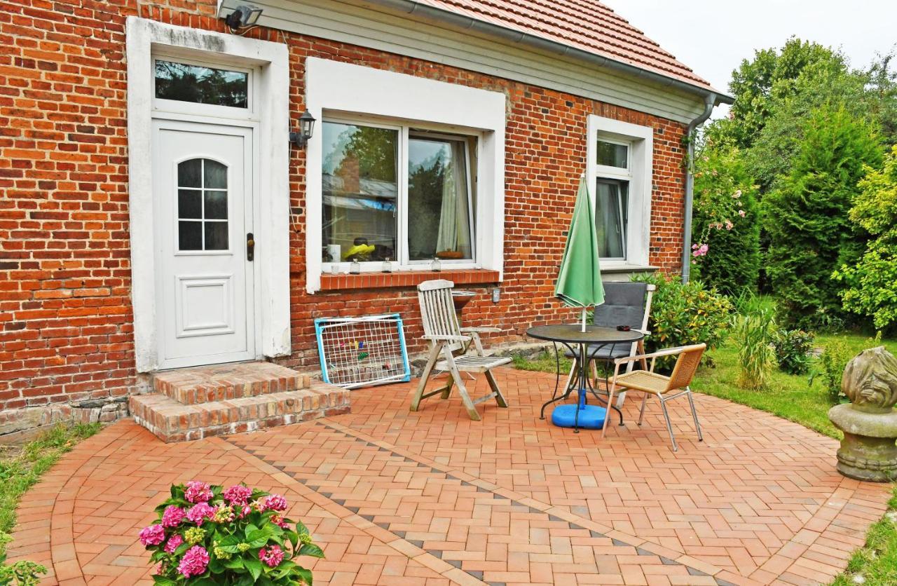Ferienwohnungen Im Gutshaus Gnies Exteriör bild