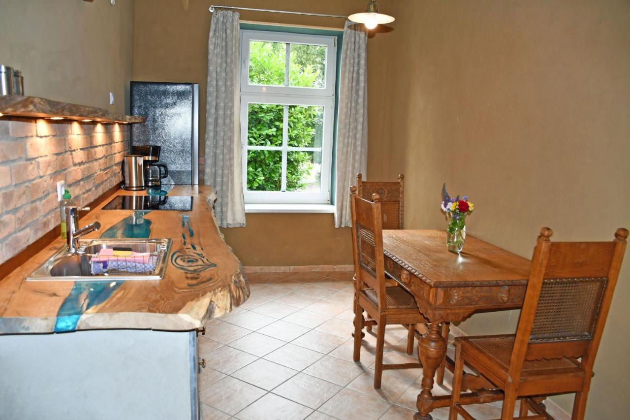 Ferienwohnungen Im Gutshaus Gnies Exteriör bild