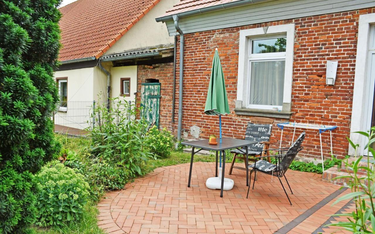 Ferienwohnungen Im Gutshaus Gnies Exteriör bild