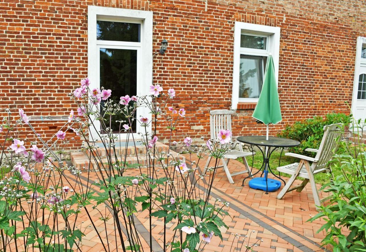 Ferienwohnungen Im Gutshaus Gnies Exteriör bild
