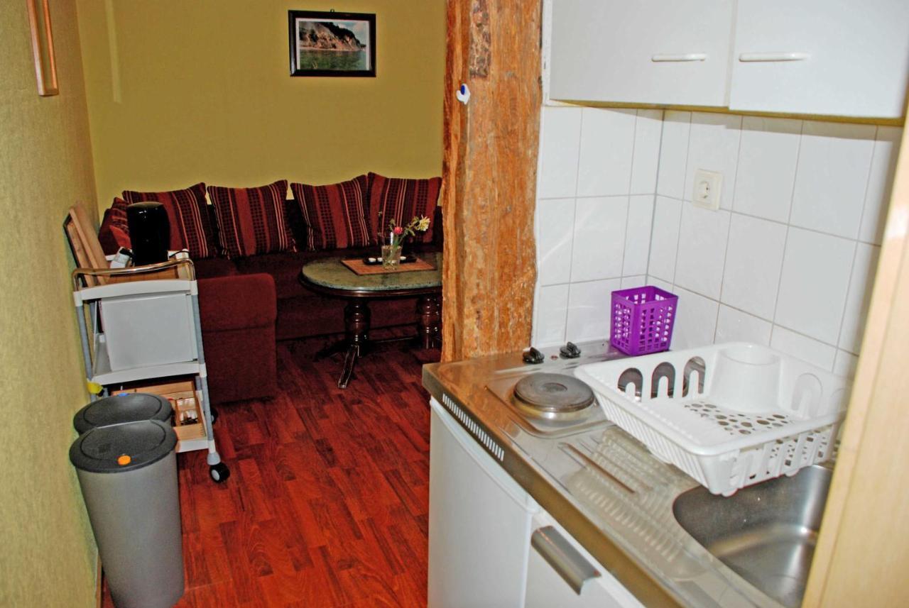 Ferienwohnungen Im Gutshaus Gnies Exteriör bild